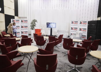 24.11.2023. Kielce. Przygotowania do promocji projektu "Wielka literatura w cyfrowym świecie". Na zdjęciu (od lewej): Renata Morąg - sekretarz redakcji Radia Kielce, Anna Roży - Radio Kielce / Fot. Jarosław Kubalski - Radio Kielce